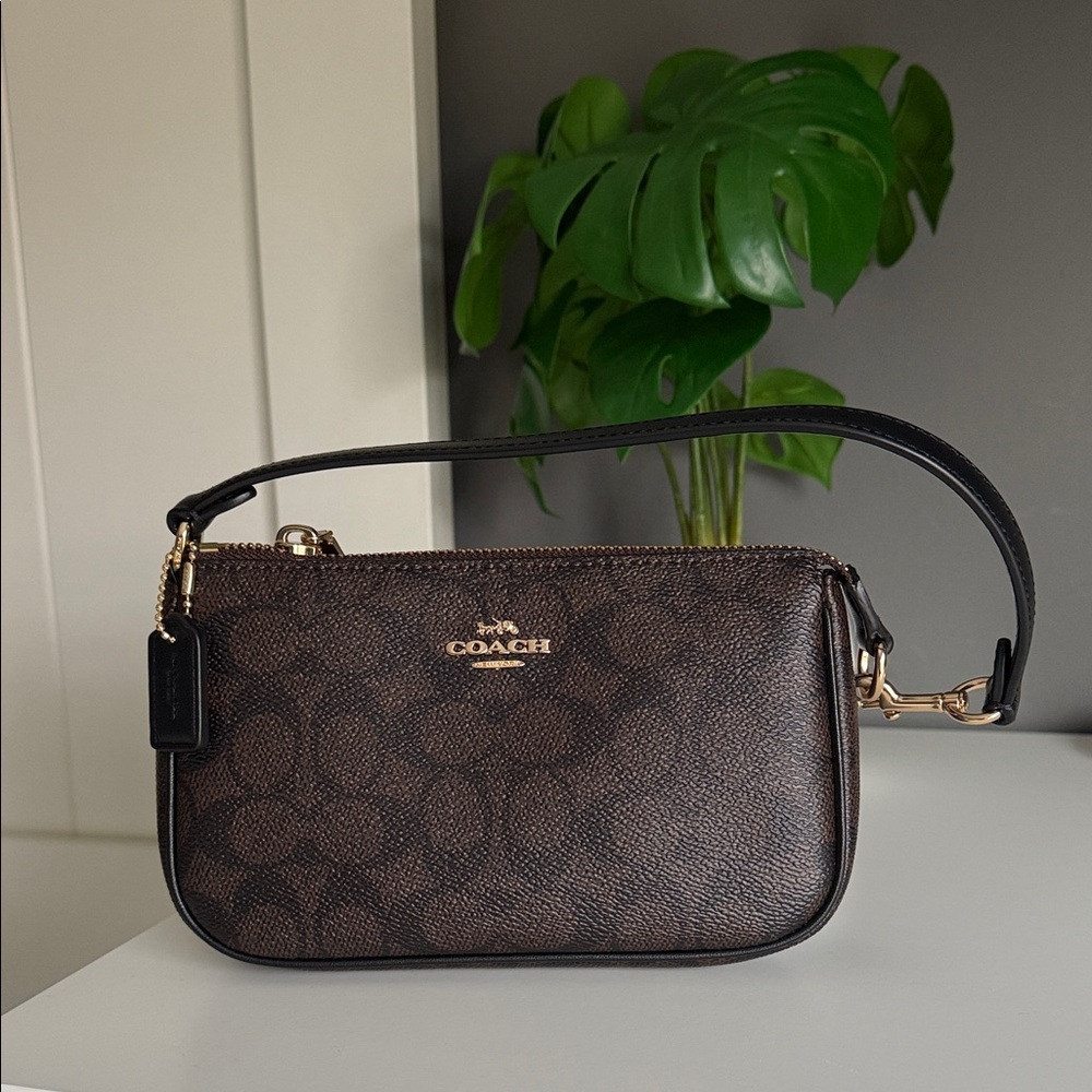 Coach Nolita 19